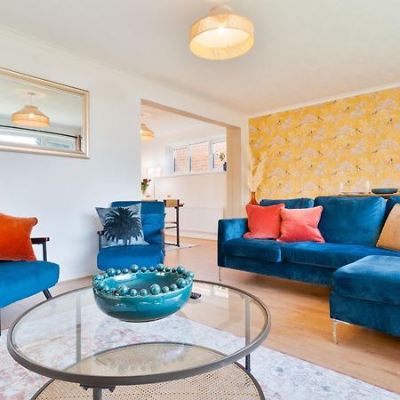 Stylish 4 Bedroom Spacious Retreat With Parking - Sleeps 10 - Families & Contractors Canterbury Kültér fotó