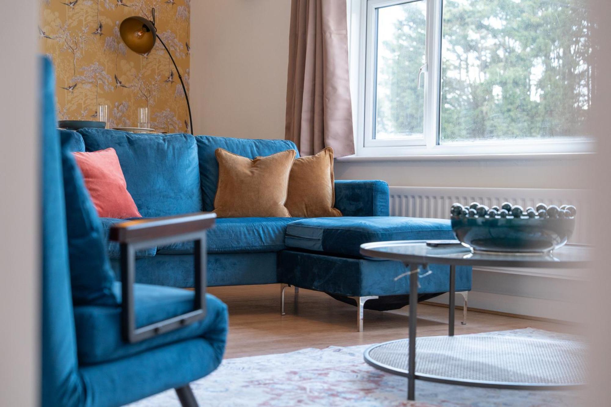 Stylish 4 Bedroom Spacious Retreat With Parking - Sleeps 10 - Families & Contractors Canterbury Kültér fotó