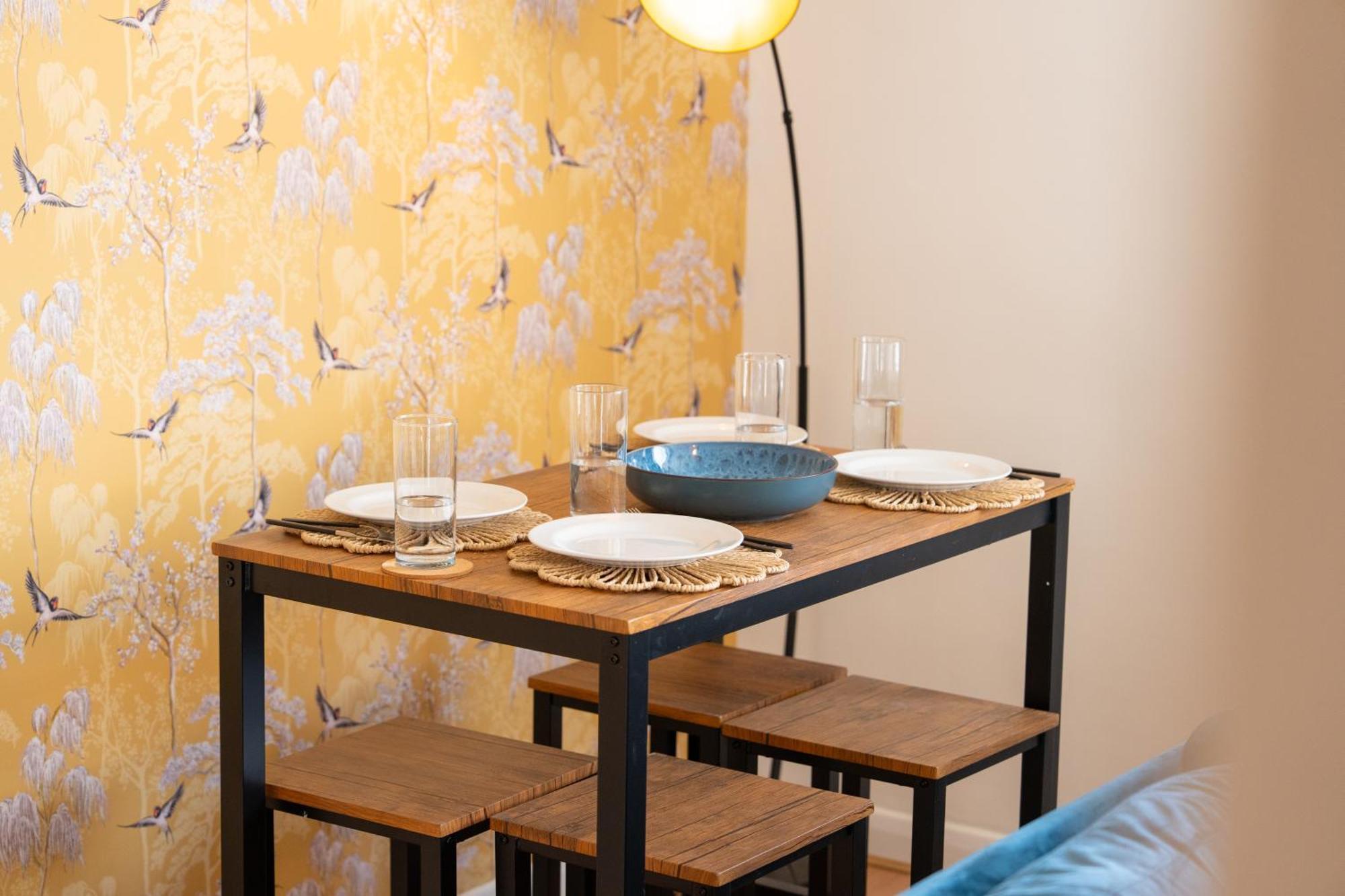 Stylish 4 Bedroom Spacious Retreat With Parking - Sleeps 10 - Families & Contractors Canterbury Kültér fotó