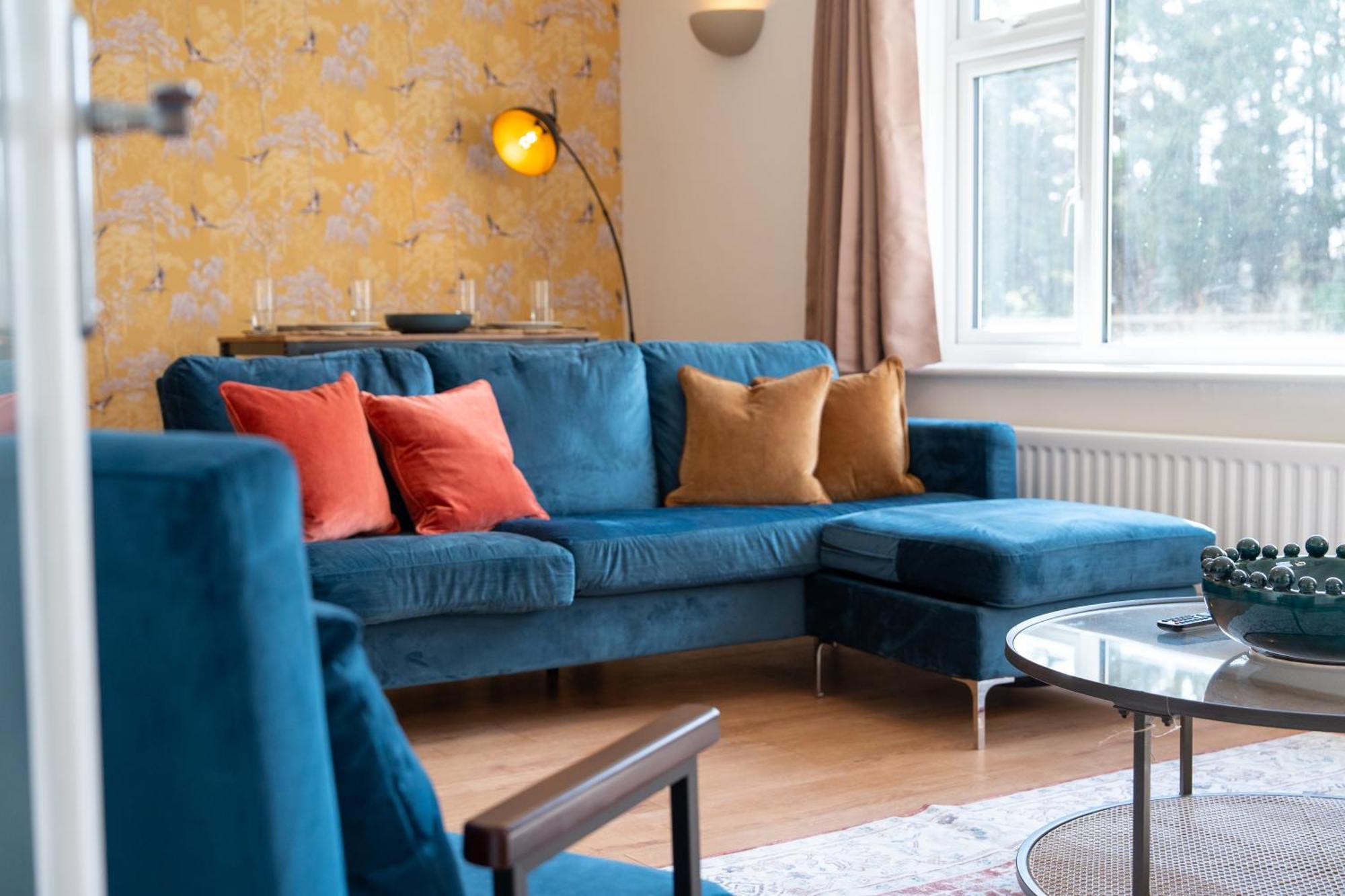 Stylish 4 Bedroom Spacious Retreat With Parking - Sleeps 10 - Families & Contractors Canterbury Kültér fotó