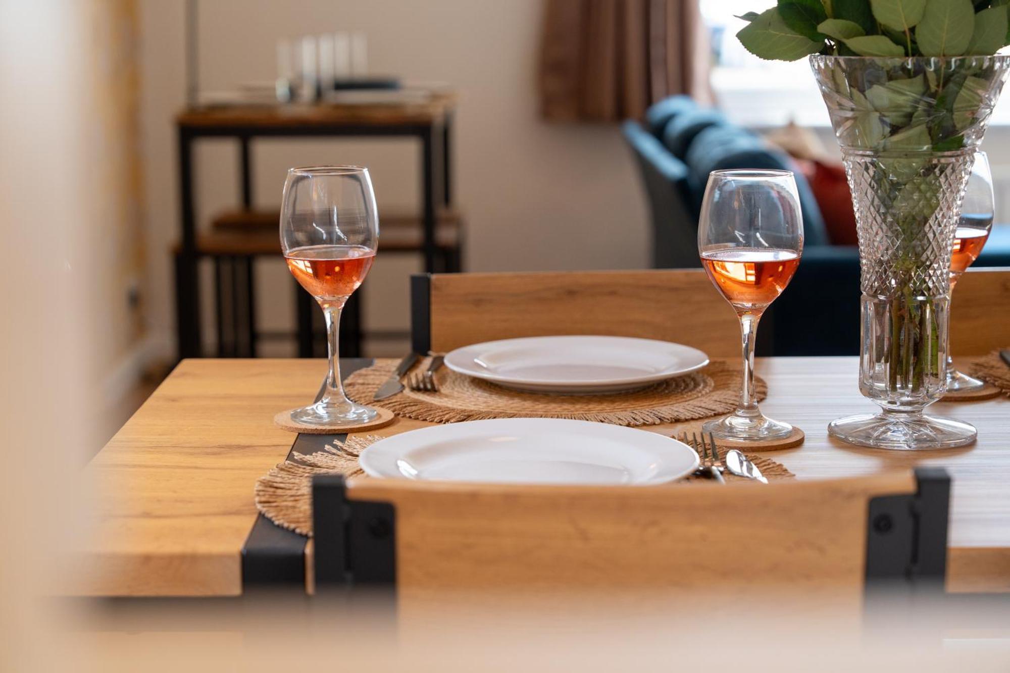 Stylish 4 Bedroom Spacious Retreat With Parking - Sleeps 10 - Families & Contractors Canterbury Kültér fotó