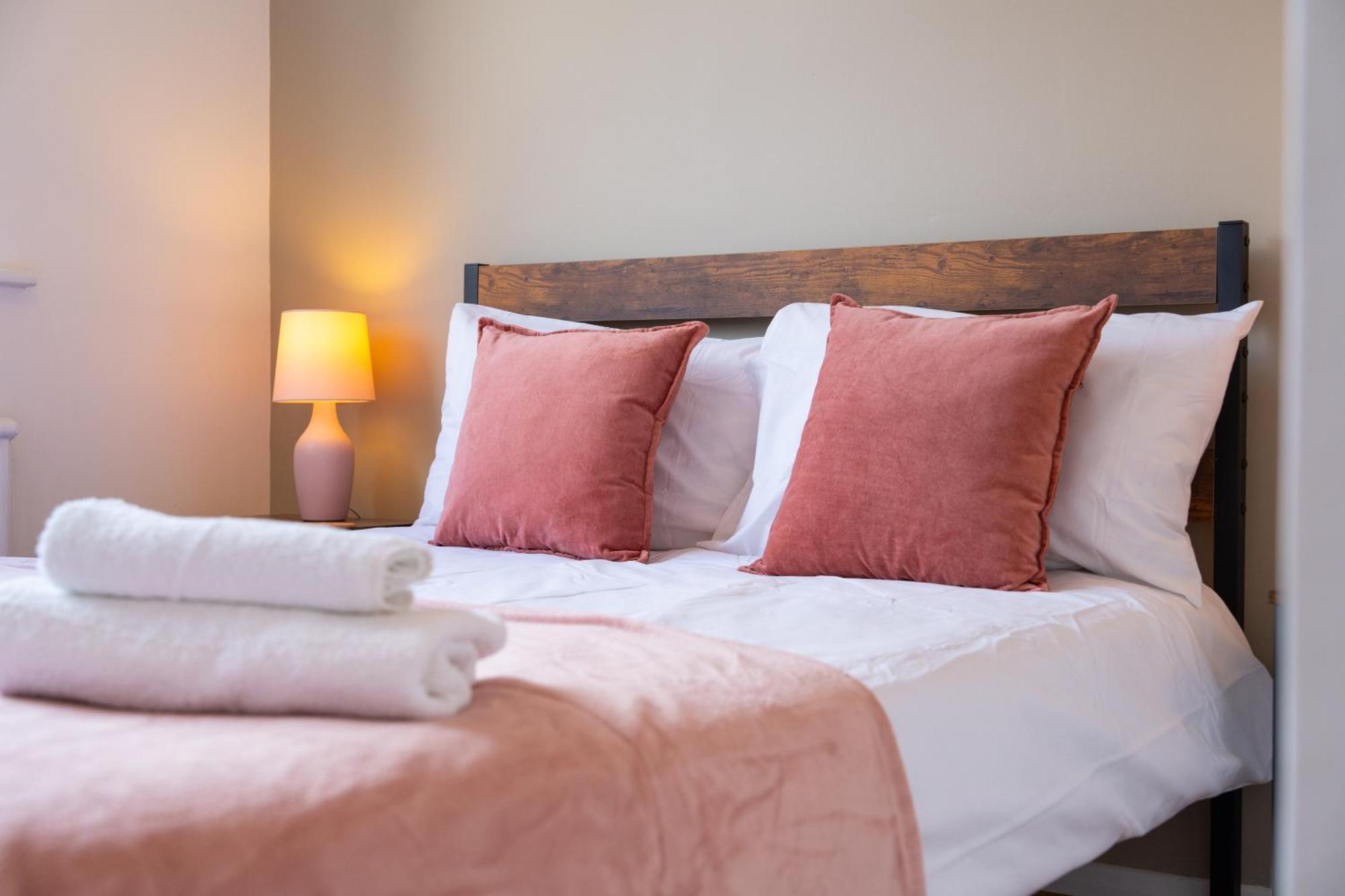 Stylish 4 Bedroom Spacious Retreat With Parking - Sleeps 10 - Families & Contractors Canterbury Kültér fotó