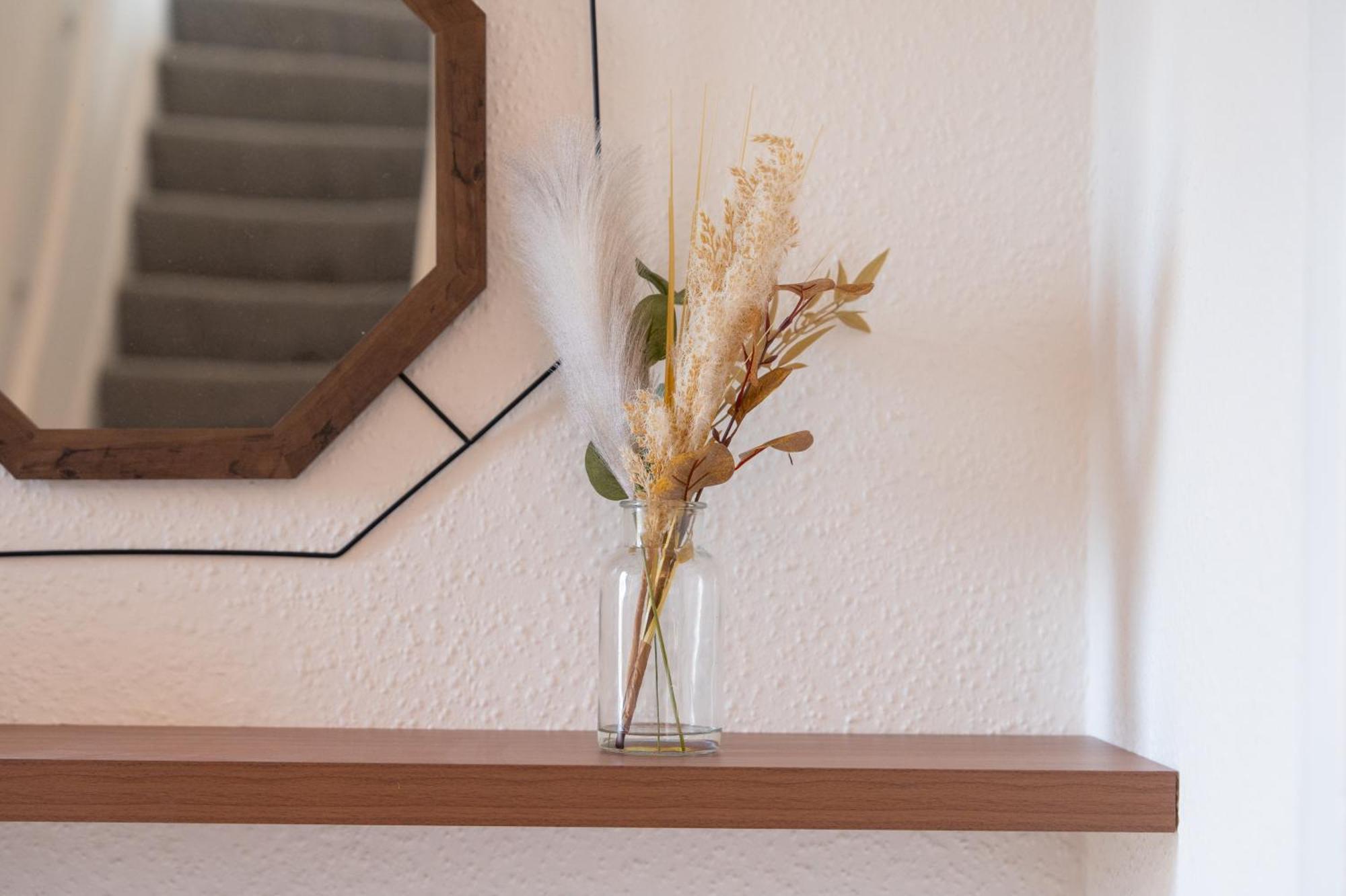 Stylish 4 Bedroom Spacious Retreat With Parking - Sleeps 10 - Families & Contractors Canterbury Kültér fotó