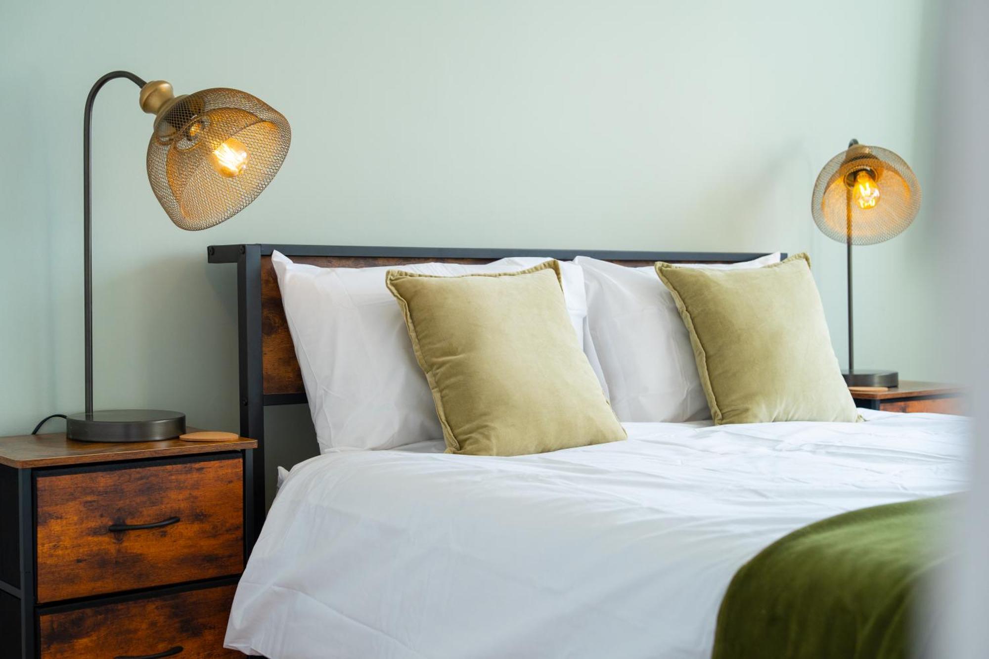 Stylish 4 Bedroom Spacious Retreat With Parking - Sleeps 10 - Families & Contractors Canterbury Kültér fotó