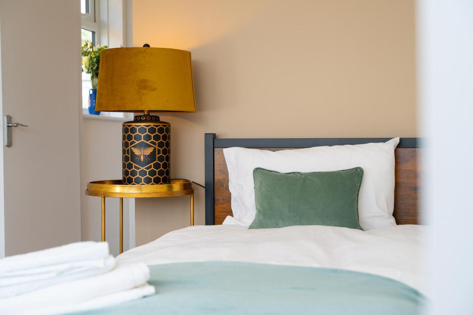 Stylish 4 Bedroom Spacious Retreat With Parking - Sleeps 10 - Families & Contractors Canterbury Kültér fotó