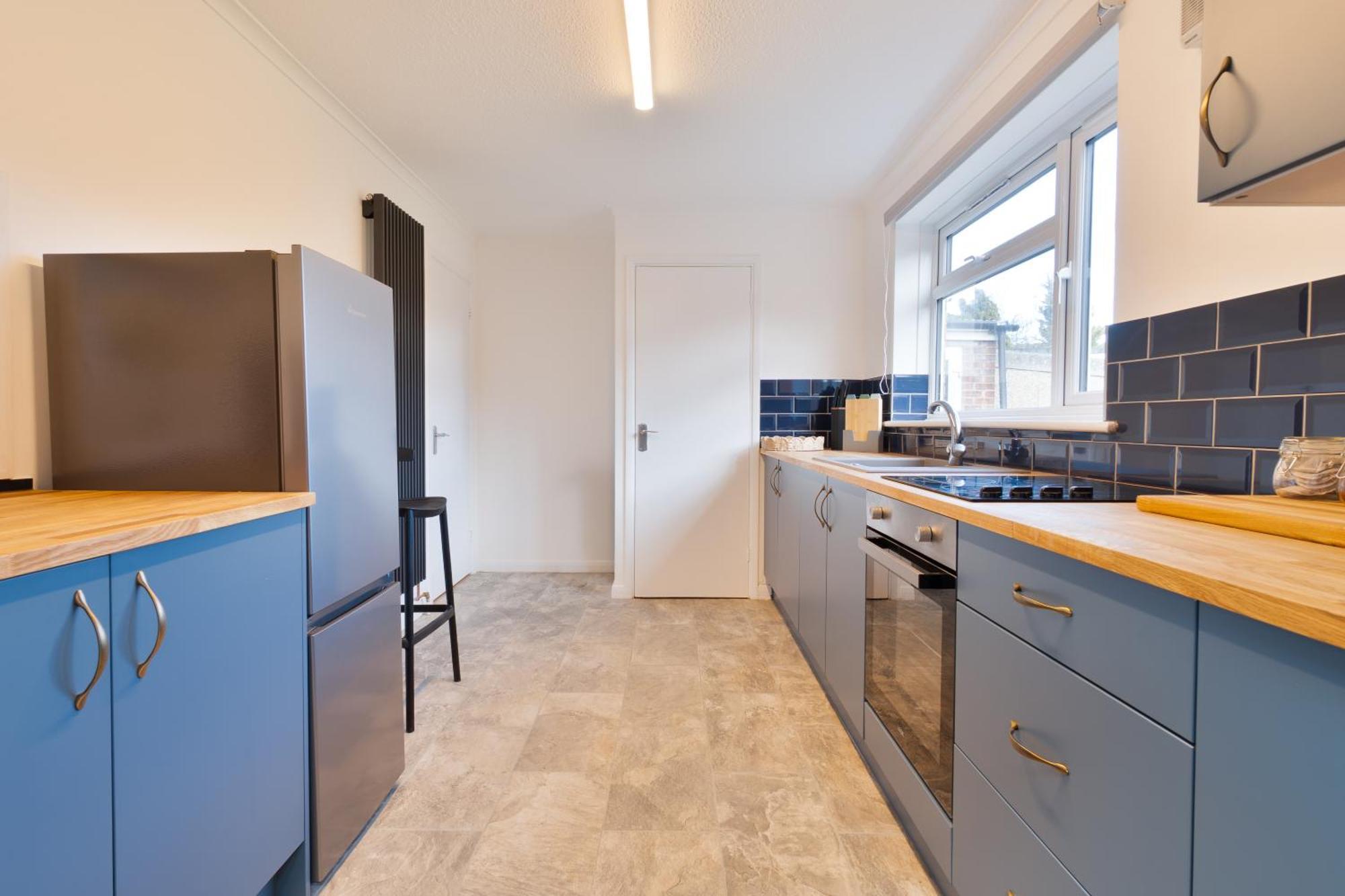 Stylish 4 Bedroom Spacious Retreat With Parking - Sleeps 10 - Families & Contractors Canterbury Kültér fotó