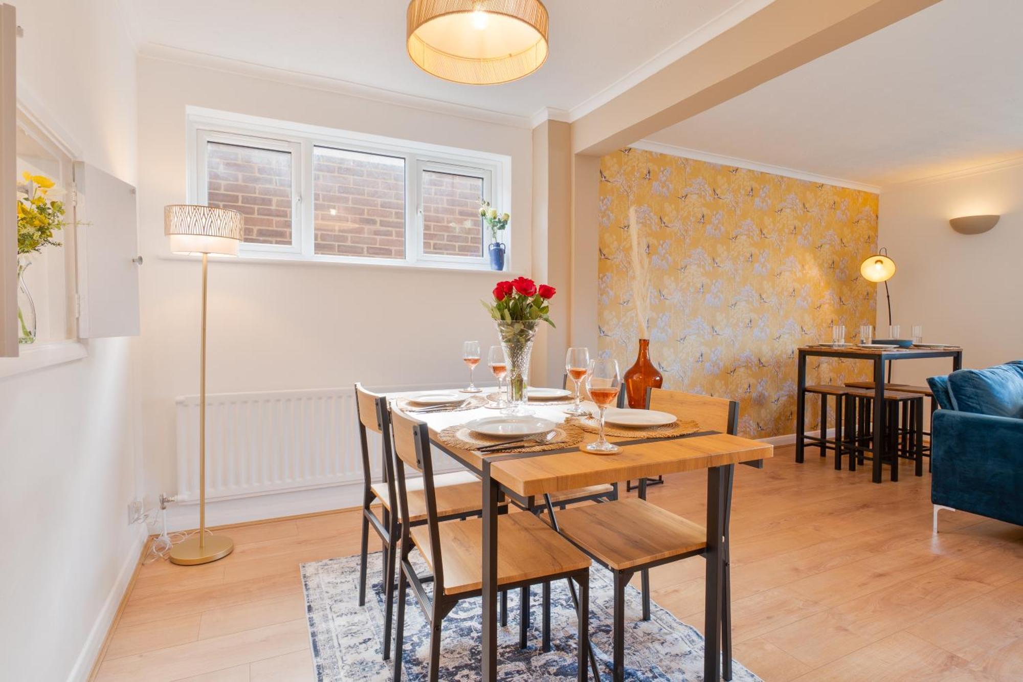 Stylish 4 Bedroom Spacious Retreat With Parking - Sleeps 10 - Families & Contractors Canterbury Kültér fotó