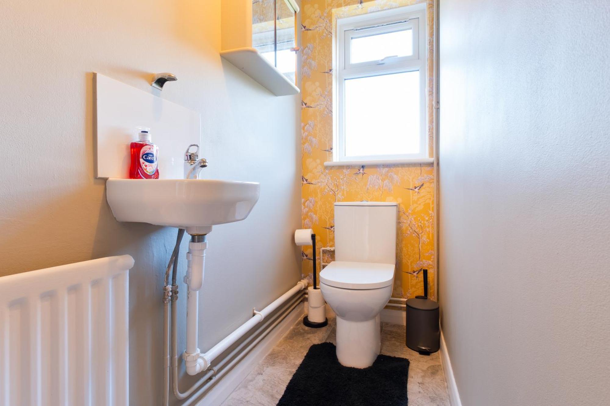 Stylish 4 Bedroom Spacious Retreat With Parking - Sleeps 10 - Families & Contractors Canterbury Kültér fotó