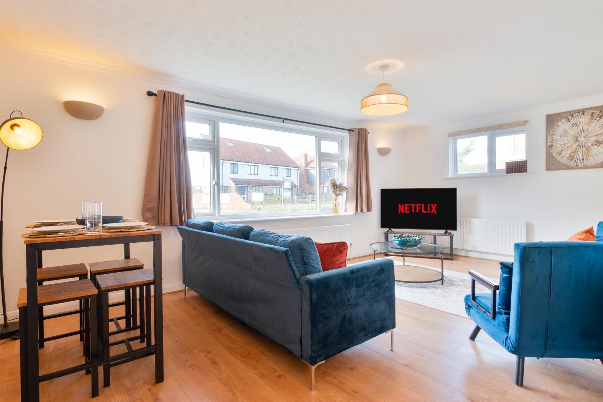Stylish 4 Bedroom Spacious Retreat With Parking - Sleeps 10 - Families & Contractors Canterbury Kültér fotó