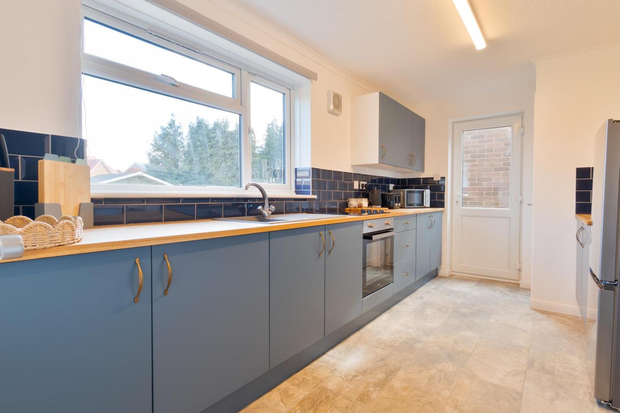 Stylish 4 Bedroom Spacious Retreat With Parking - Sleeps 10 - Families & Contractors Canterbury Kültér fotó