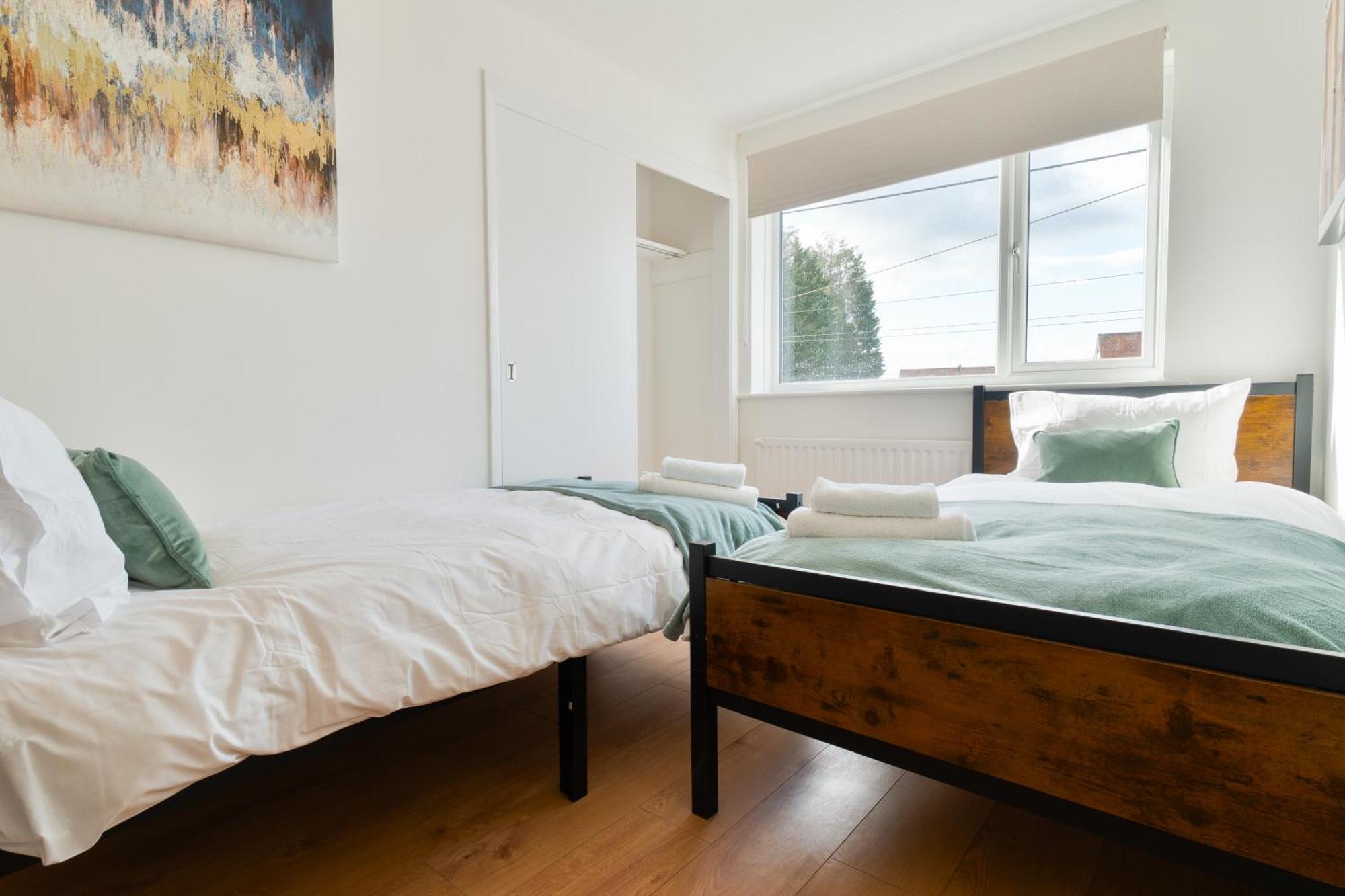 Stylish 4 Bedroom Spacious Retreat With Parking - Sleeps 10 - Families & Contractors Canterbury Kültér fotó