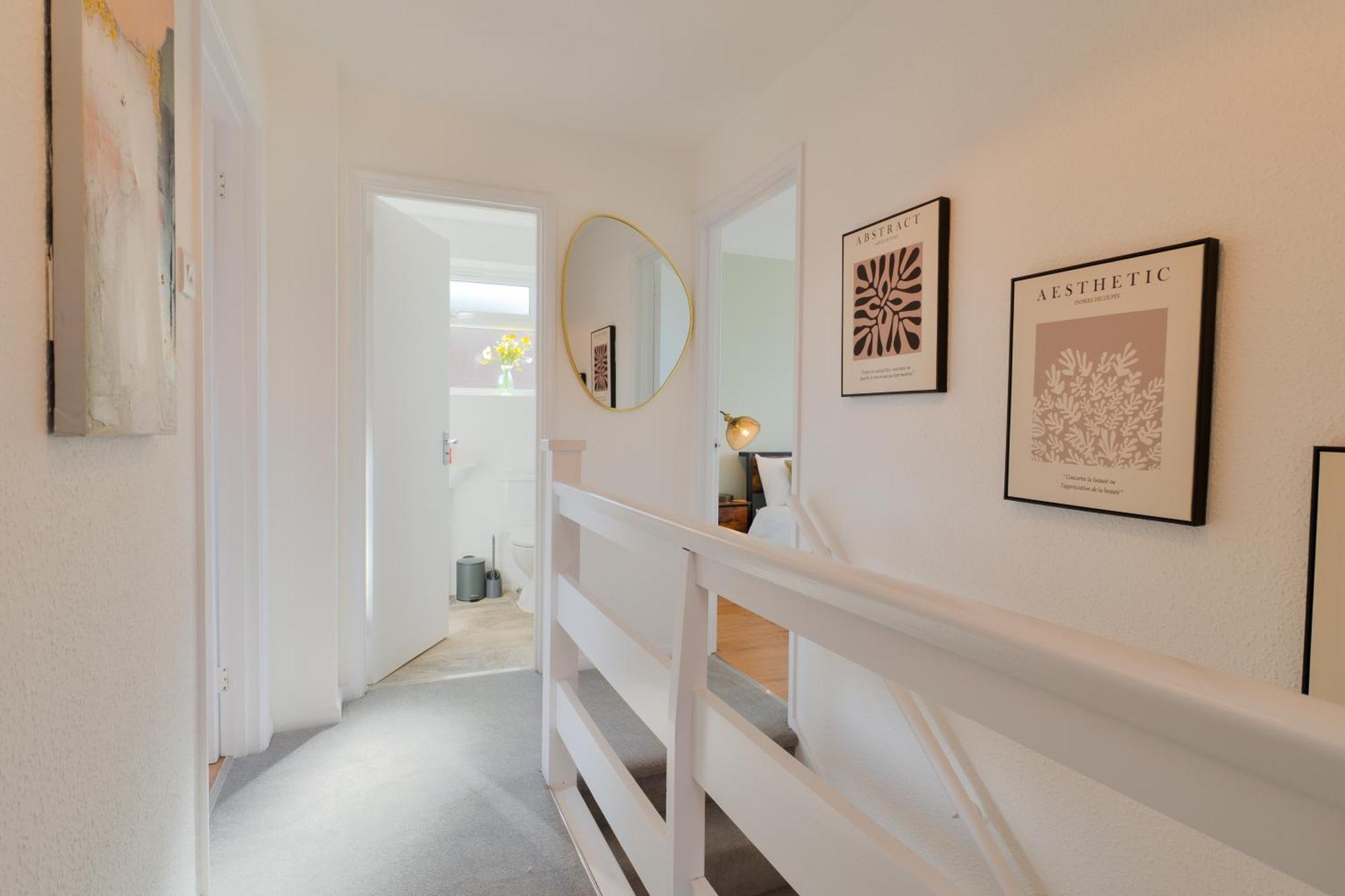 Stylish 4 Bedroom Spacious Retreat With Parking - Sleeps 10 - Families & Contractors Canterbury Kültér fotó