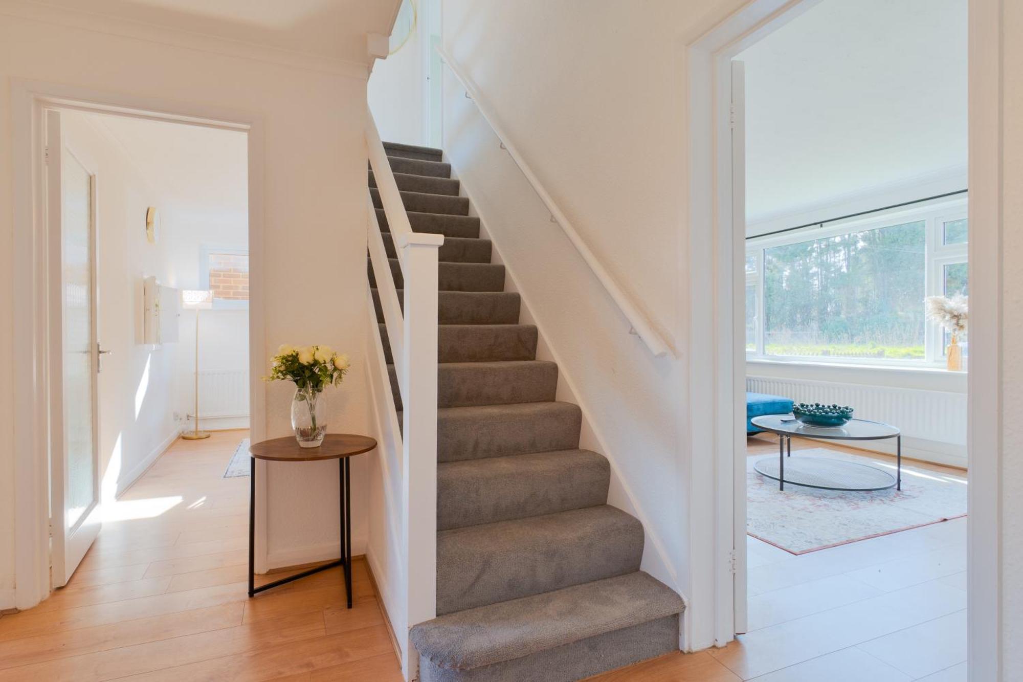 Stylish 4 Bedroom Spacious Retreat With Parking - Sleeps 10 - Families & Contractors Canterbury Kültér fotó
