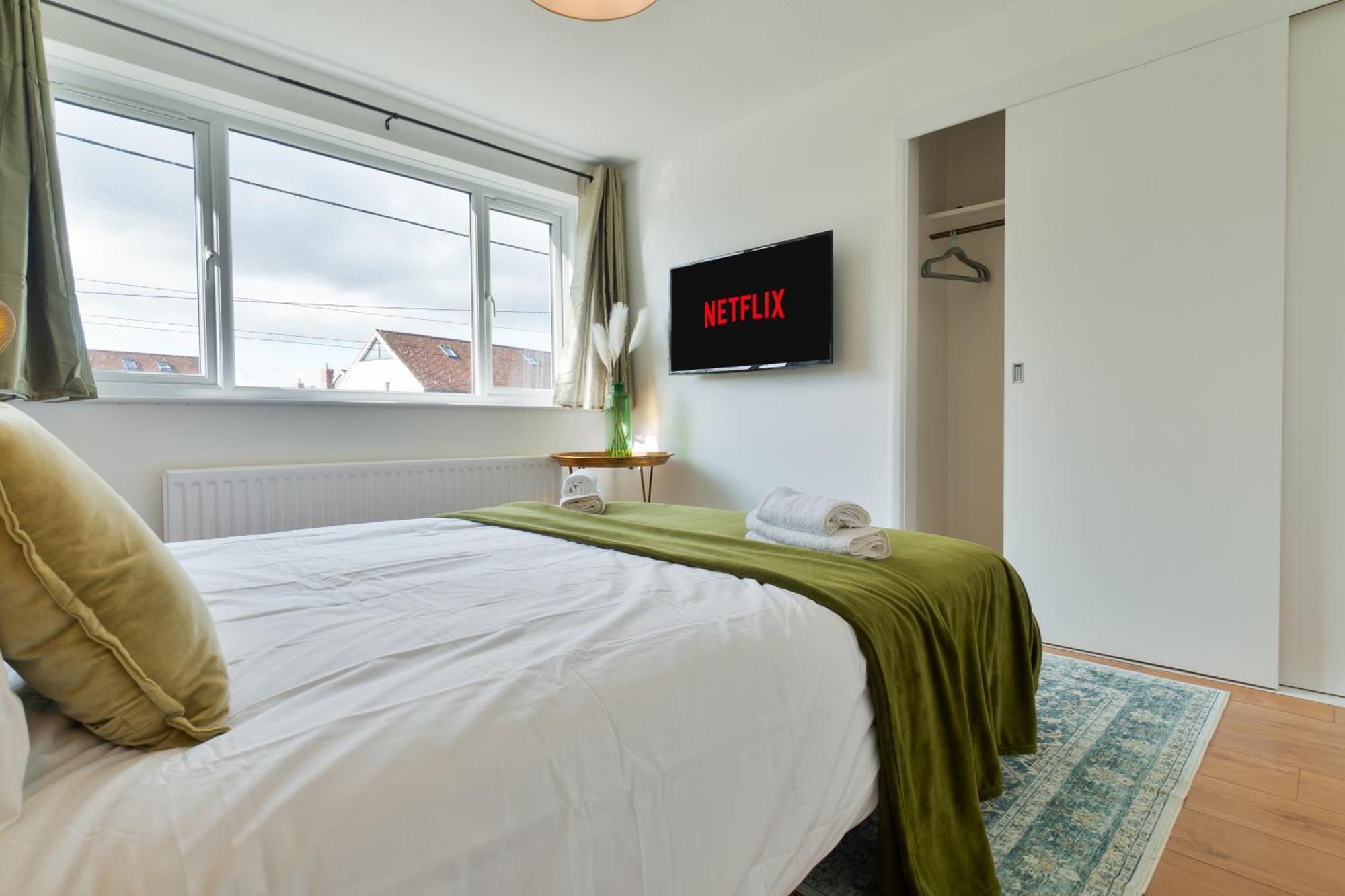 Stylish 4 Bedroom Spacious Retreat With Parking - Sleeps 10 - Families & Contractors Canterbury Kültér fotó