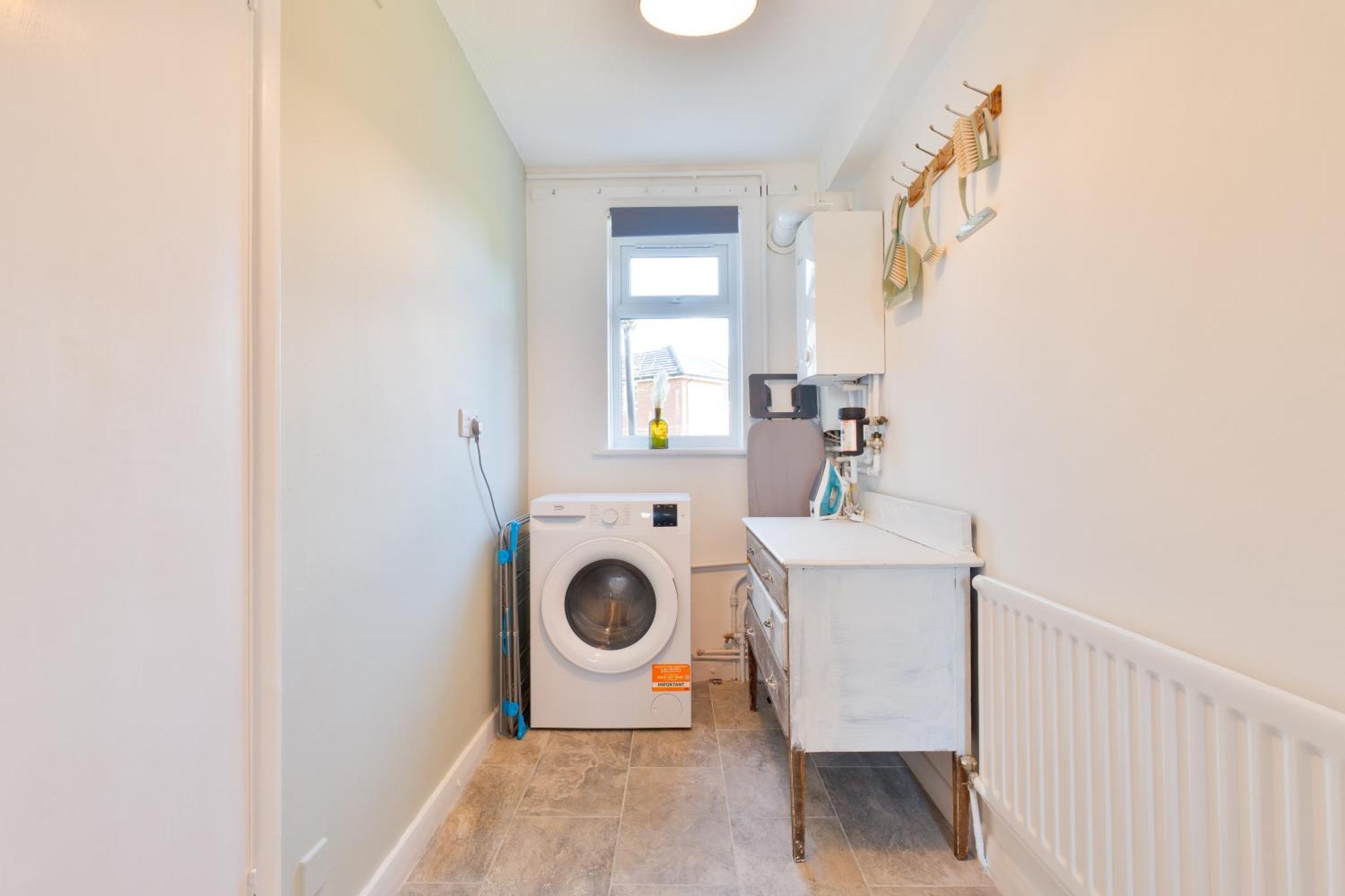 Stylish 4 Bedroom Spacious Retreat With Parking - Sleeps 10 - Families & Contractors Canterbury Kültér fotó