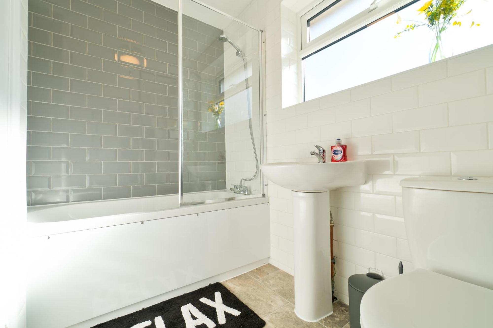 Stylish 4 Bedroom Spacious Retreat With Parking - Sleeps 10 - Families & Contractors Canterbury Kültér fotó