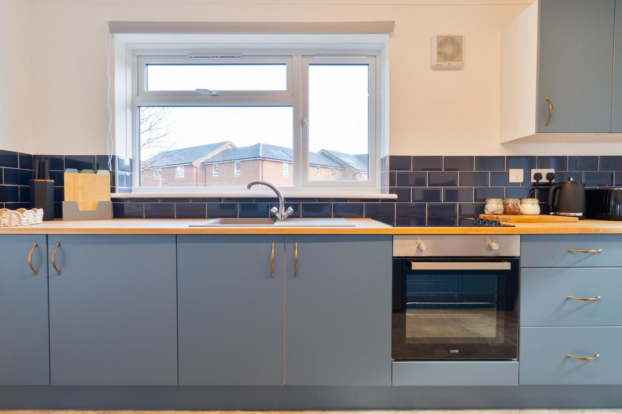 Stylish 4 Bedroom Spacious Retreat With Parking - Sleeps 10 - Families & Contractors Canterbury Kültér fotó